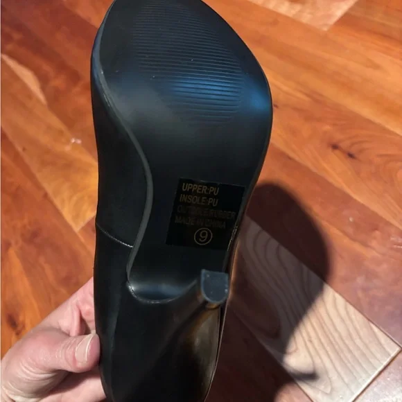 Journee Collection Black T-Strap Heels - Picture 7 of 7